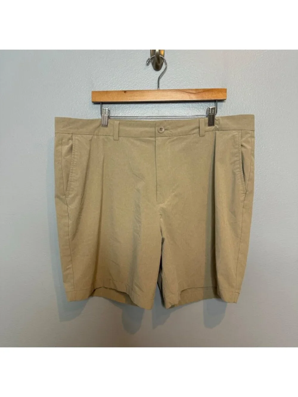 VINEYARD VINES performance breaker shorts in tan size 40